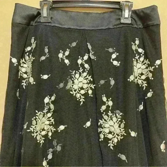 NWOT Ann Taylor Black - White Floral Flare Whit Embroidered Flowers Skirt Size 6 - Picture 4 of 11